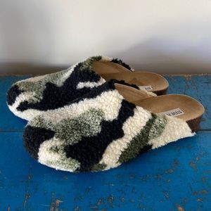 Steve Madden VESA camo clog slippers